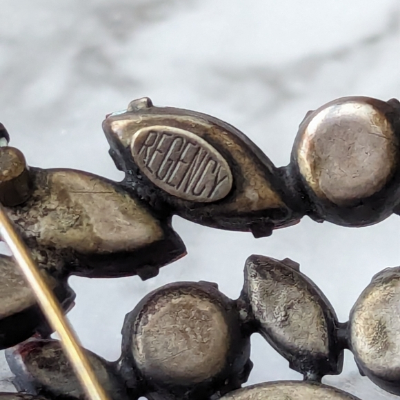 Vintage Regency Aurora Borealis Fuchsia Brooch and Earrings Set - Picture 8 of 11